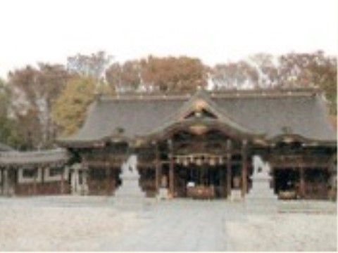 施設のそばには有名な神社があり、秋にはお祭りが開催される。リハビリを兼ねた散策に適したスポットである。
