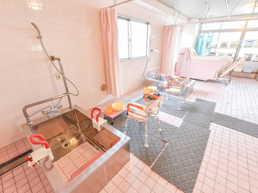 カーテンでプライバシーが守られる浴室