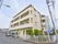 施設の入り口の場所は、看板で分かりやすく案内されている。訪れる人が曲がる場所を間違えないよう配慮されている。