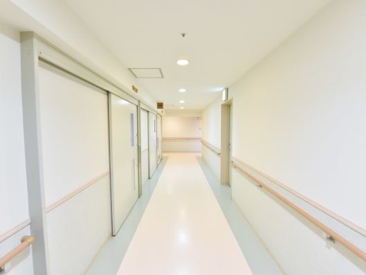 白が基調の廊下