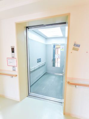 奥行きのあるエレベーター内部