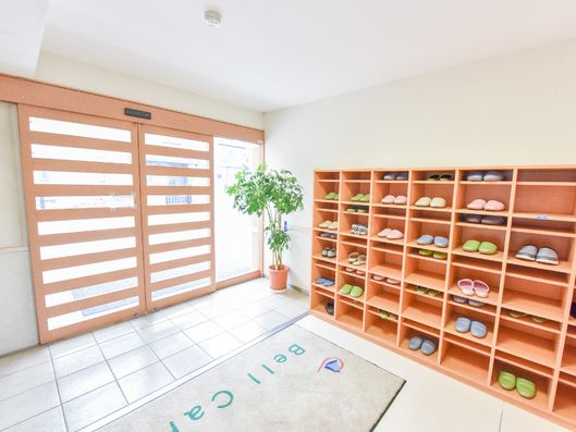 観葉植物が置かれた明るいエントランス