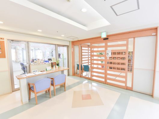 2重の扉が設置されたエントランス