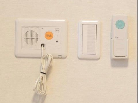 居室の壁に緊急時の呼出しボタンが設置されている。スタッフによる24時間体制のサポートを受けることができる。