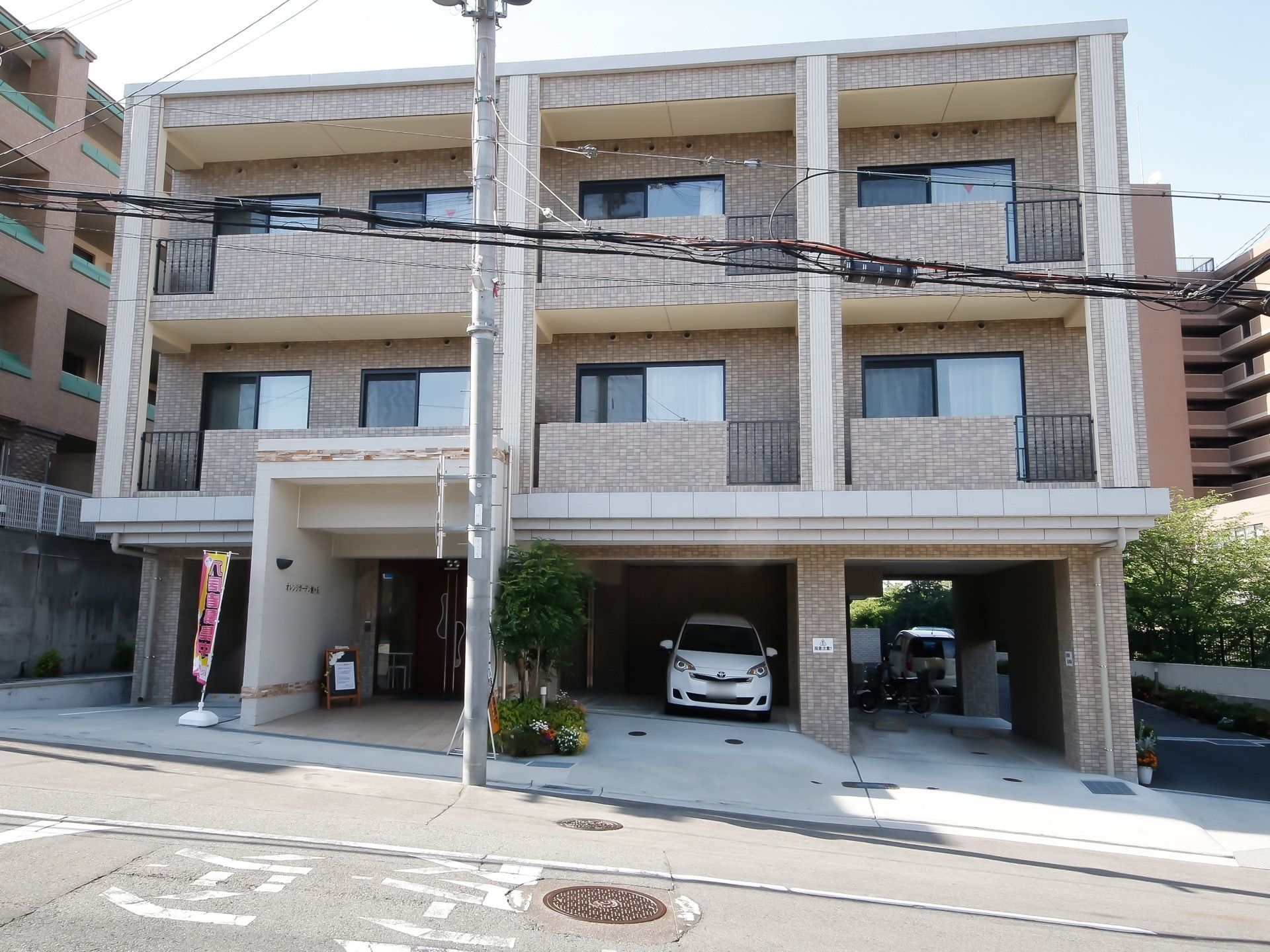 建物の１階は広い駐車スペースとなっているので、大雨の日でも来訪者様も入居者様も雨に当たる心配がない。