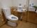 トイレには手すりが備え付けられており、自力で立ち上がる時の支えになる。手が座ったまま洗えるという特徴がある。