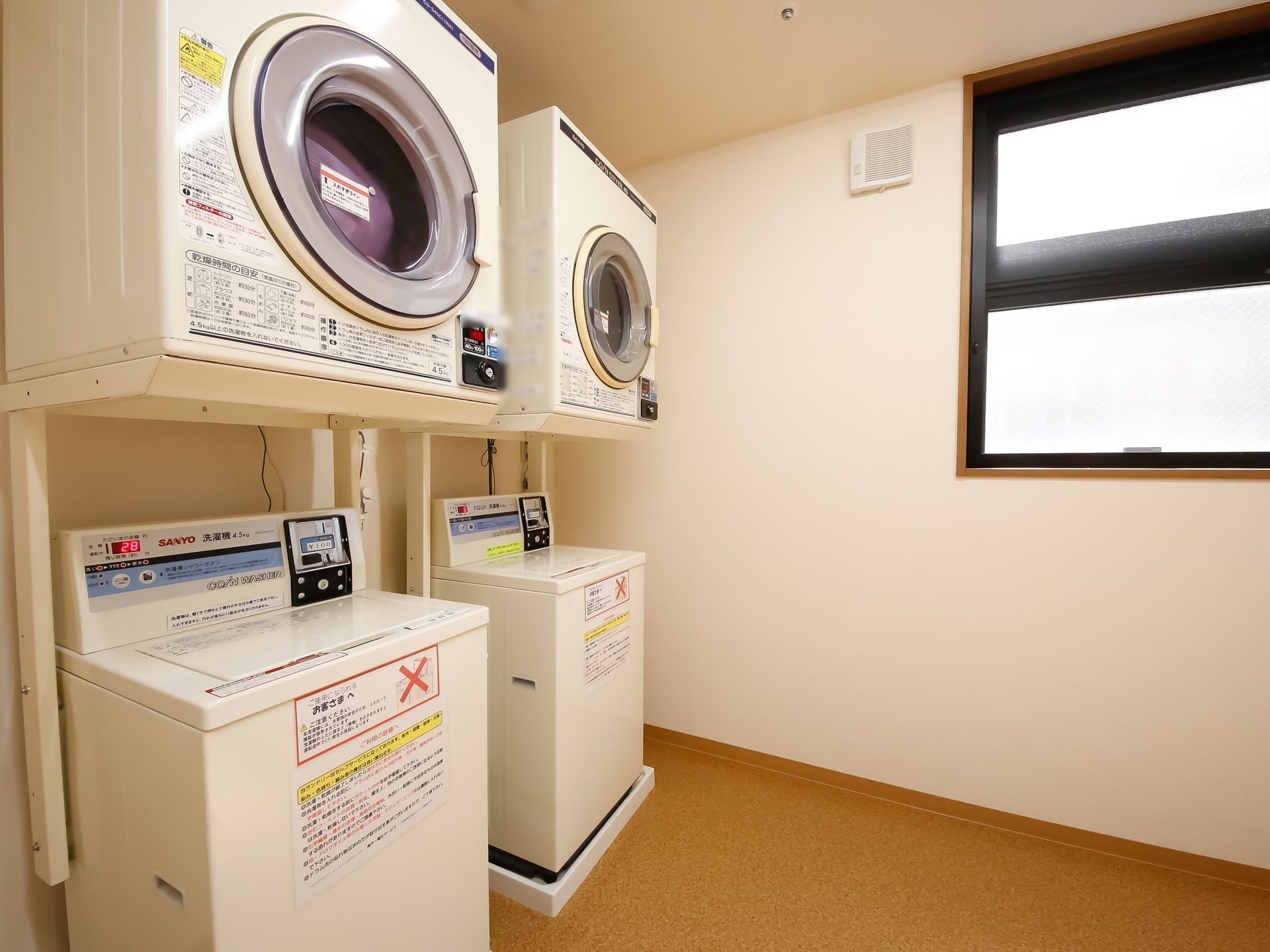 洗濯機、乾燥機はそれぞれ２台ずつある。料金を入れると使用できる仕組みで、洗濯物は個々で管理できるため、物の紛失の心配が少なくて済む。