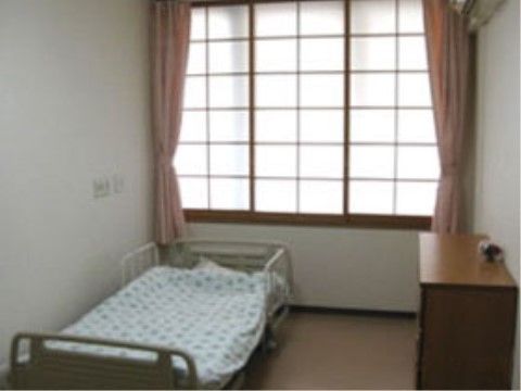 居室にはベッドが置かれ、チェストが用意されている。窓には障子がはめられており、和室の雰囲気を出している。