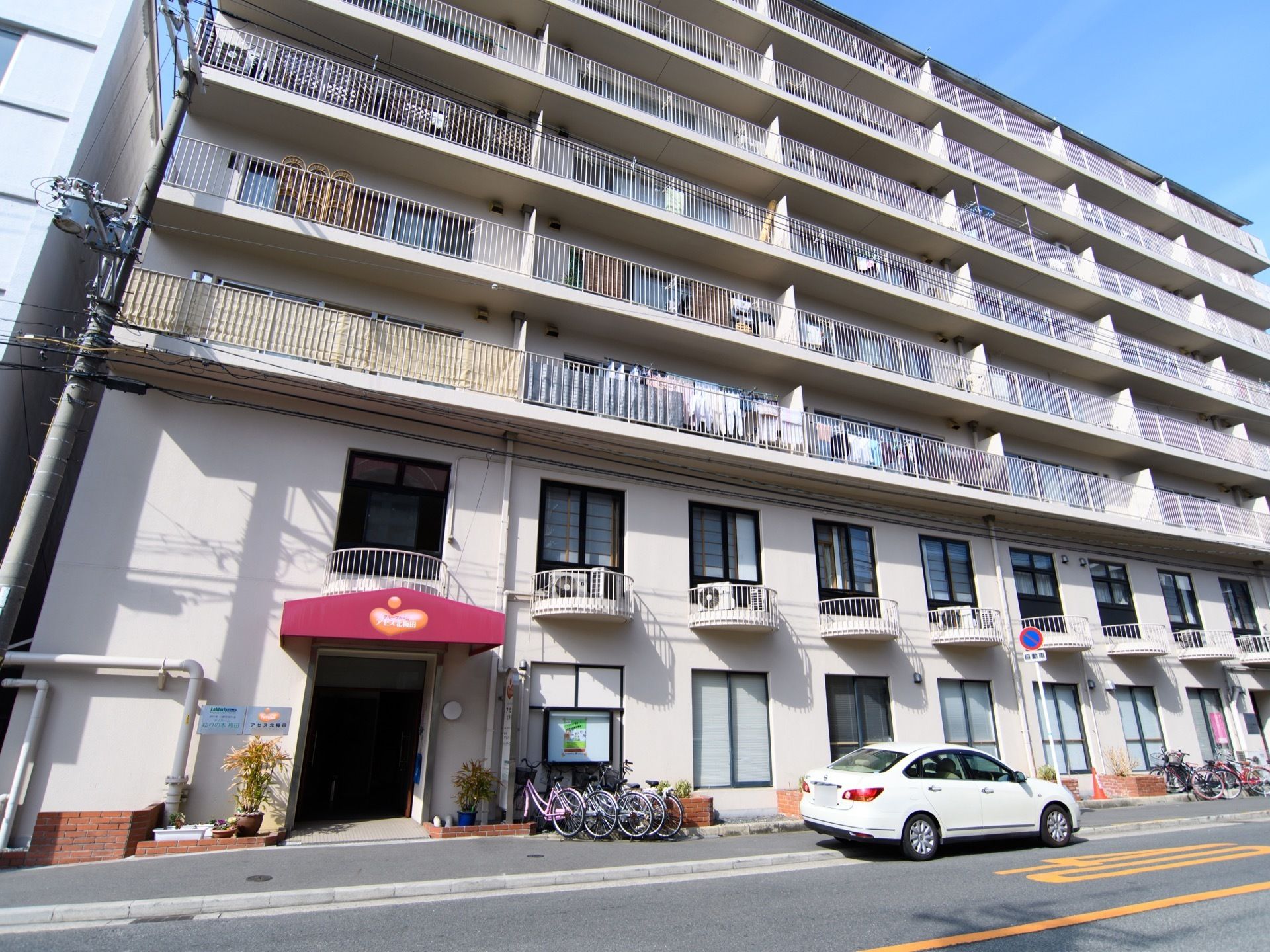 ２階にアーチ型のベランダがある８階建てのマンションである。入口にはピンクのアーケードがあり、印象的な外観を目印にすることが可能である。