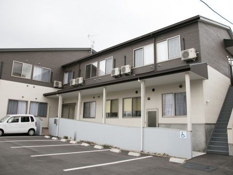「もりのさと大野芝」外観。シンプルなデザインが特徴の外観です。普段通りの生活が可能な落ち着いた環境にあります。