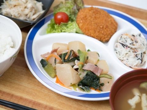 「もりのさと大野芝」お食事。タンパク質に加えて野菜もふんだんに取り入れた栄養バランス抜群のお料理です。