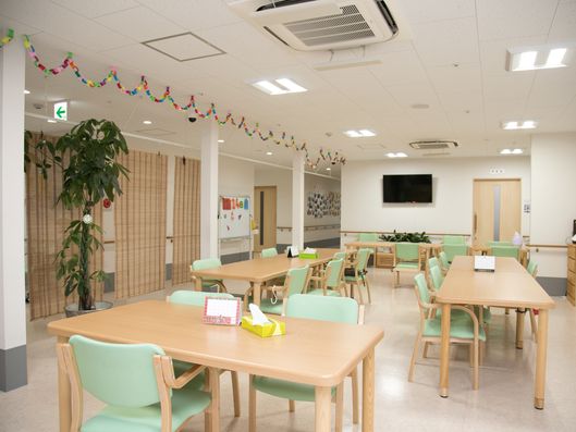 オープンな食事スペース