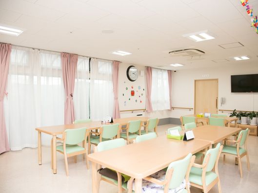 大きな窓があるリビング