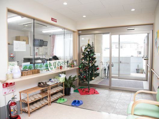 季節を感じさせるエントランス