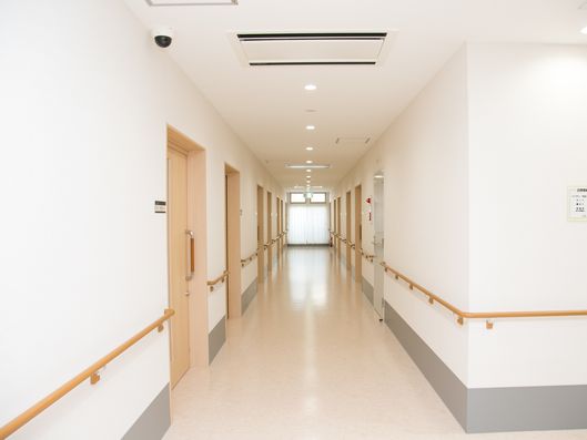 廊下を挟んで個室が並ぶ