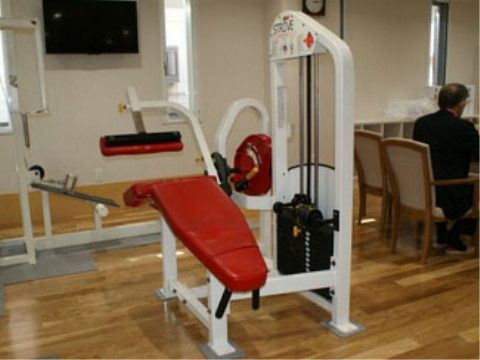 テーブル脇のスペースに据えられた、複数のトレーニング機器