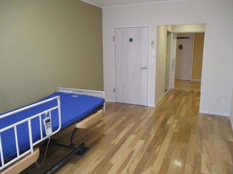 居室内にはベッドが備え付けられており、傾きを自由に調節できるリモコンが付属している。また、転落防止用の柵が取り付けられている。