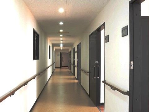 手すりが設置された廊下