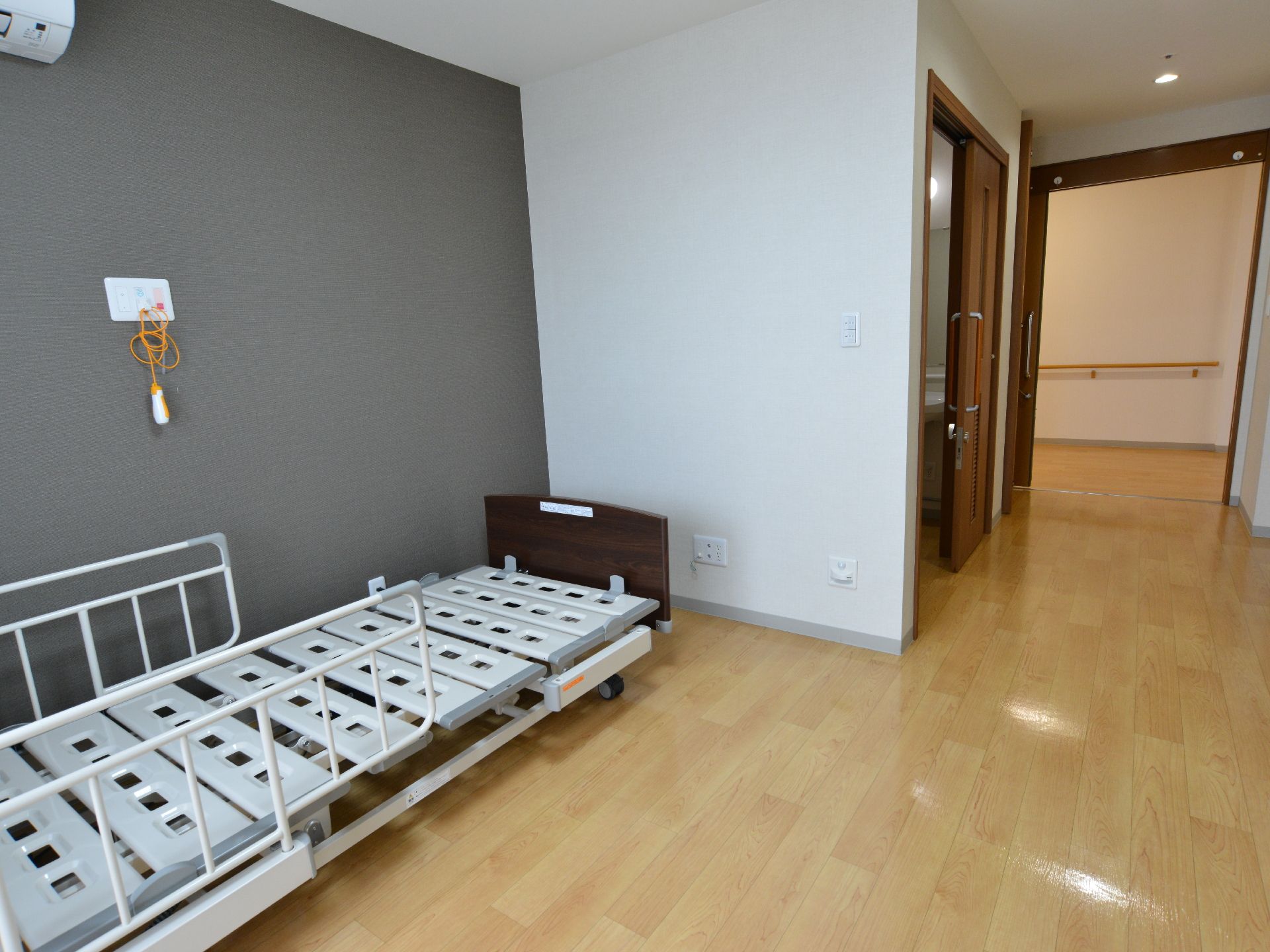個室に入ると幅の広い廊下になっており、室内の入口の横にはトイレがある。個室入り口、トイレの入り口、共に引き戸である。