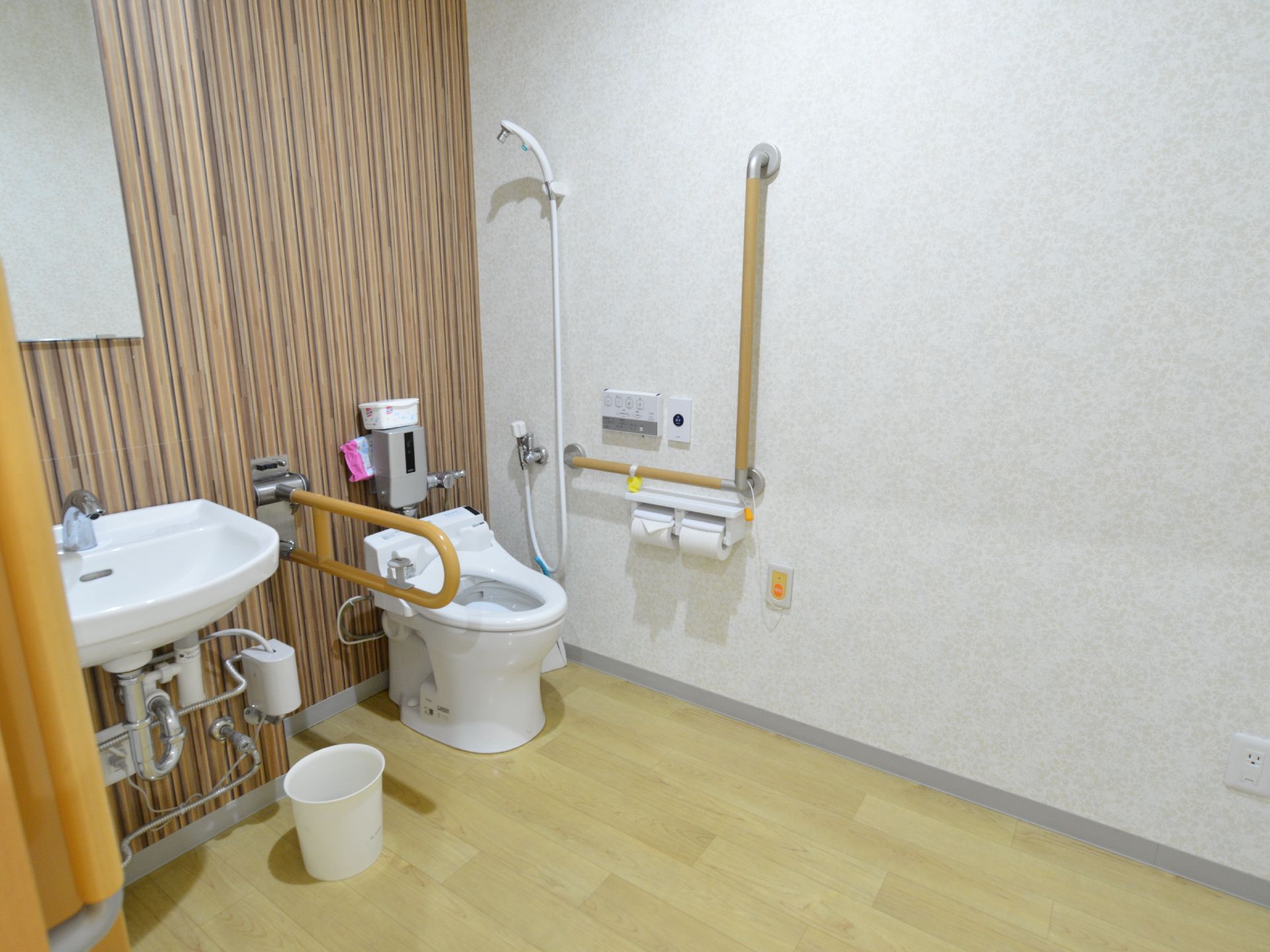 広めの空間が確保されたトイレは、ドアが引き戸であったり手すりが備えられていたりして、車いすの方も利用しやすい。