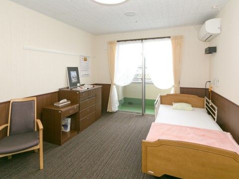 ブラウンの家具で統一された落ち着いた雰囲気の居室は、エアコン完備で一年中快適である。ベランダもあるので、息抜きしながらお過ごしいただける。