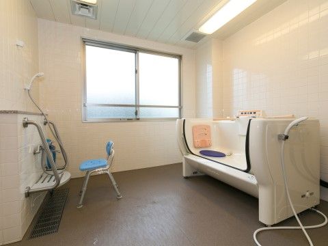 背もたれ付きの椅子があるシャワーは、手すり付きで安全である。特殊浴槽を用意しており、体が不自由な入居者様でも快適にご利用いただける。