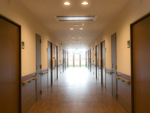 ブラウンとホワイトの配色に正面の窓から光が入り込み、明るく落ち着いた雰囲気である。通路幅が広く壁沿いには手すりが付いている。