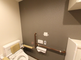 バリアフリーのトイレ設備を備えた部屋
