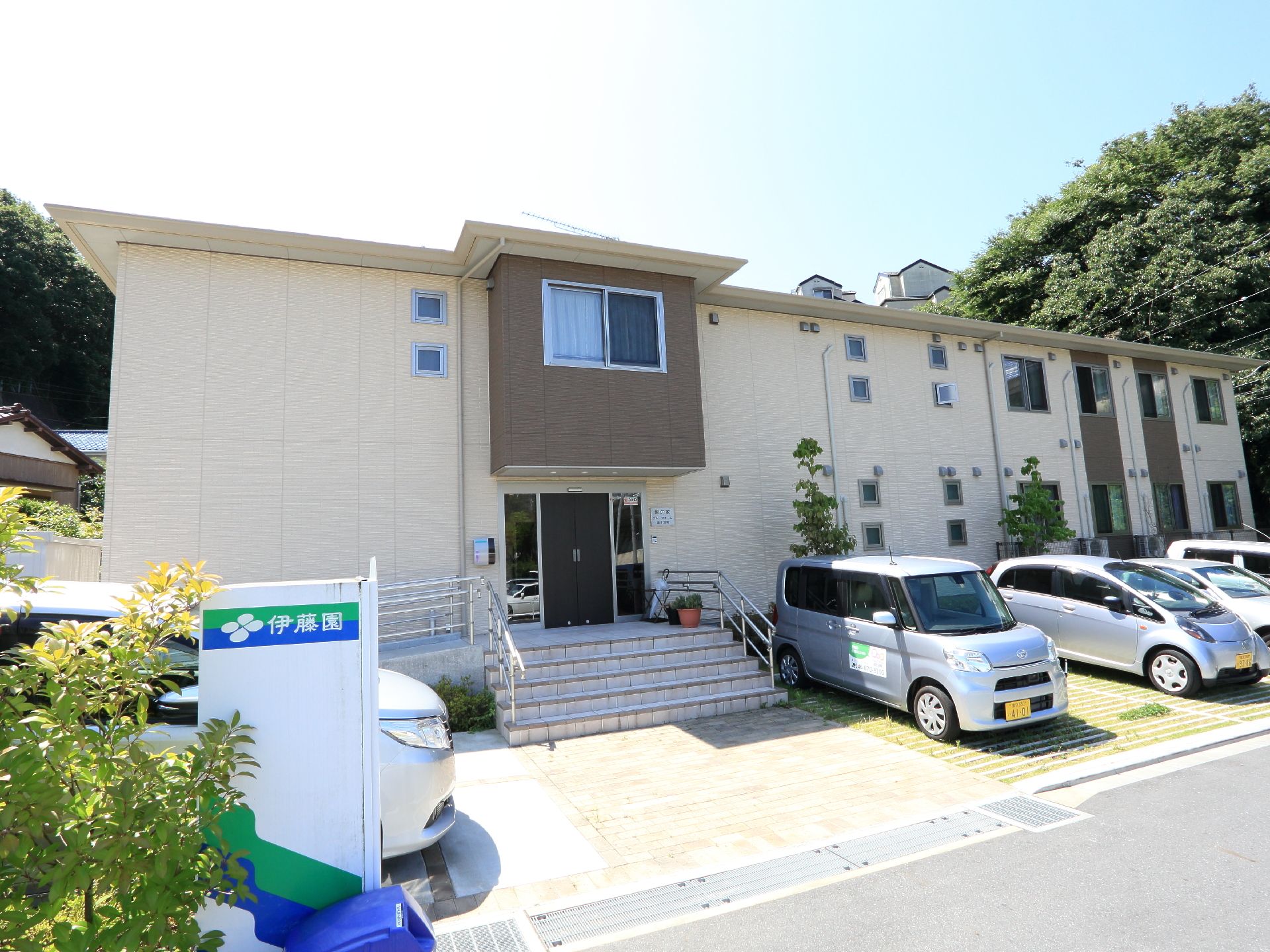 施設は2階建の建物である。エントランスには、手すり付きの階段とスロープが設置されている。正面に駐車スペースが設けられている。