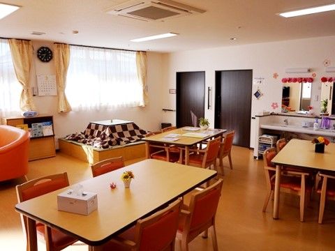 一画に設けた小上がりの畳スペースにこたつを置いた、リビングルーム