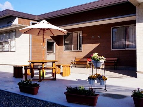 テラスは日当たりが良い。テーブル、椅子、ベンチが置かれ、リラックスしながら自由に過ごせる空間となっている。
