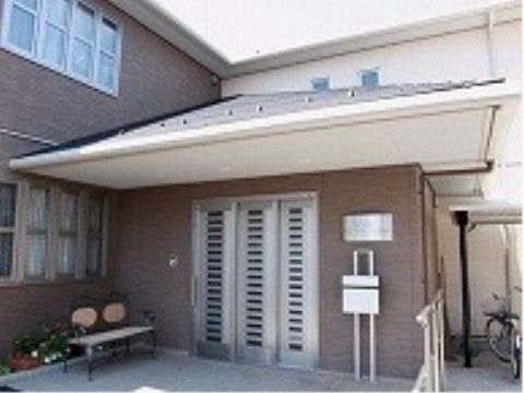 ３分割タイプの玄関ドアを据え付け、屋根下にベンチを置いた玄関ポーチ