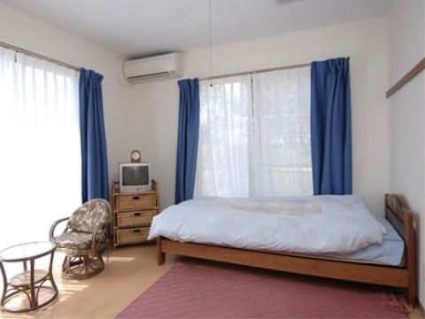 「愛の家グループホーム長岡琴平」の居室。居室には、外の様子や洗濯物を干すことができるベランダを設けている。