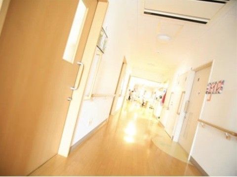 「愛の家グループホーム長岡琴平」の廊下。突き当りには、廊下を明るく出来るよう窓を設置し外光を取り入れている。