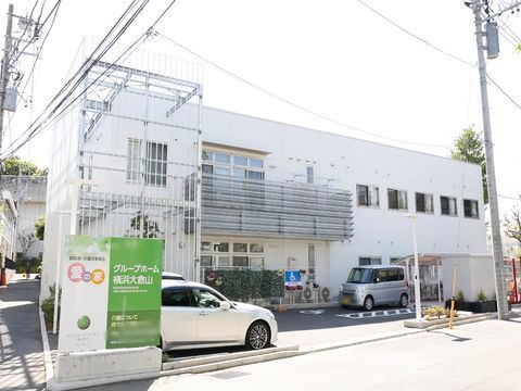 白を基調としたシンプルなつくり。駐車スペースがある。数台自動車が止められる。清潔感のある建物になっている。