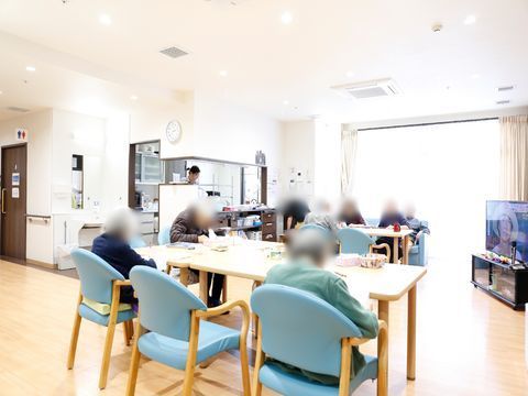 食堂には、カウンターキッチンとテレビ、大きなテーブルが２台設置されている。入居者が団らんをしながらくつろげる。