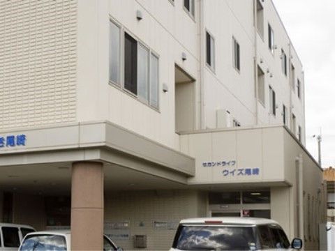 車が侵入できるほど大きな玄関ポーチを備えた白色の建物