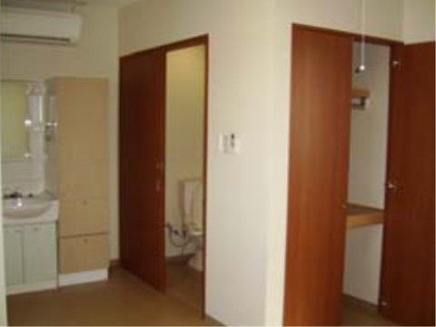 落ち着いた佇まいの居室には、トイレと洗面台が完備されている。収納棚も大きめに設定されているので、使い勝手がいい。