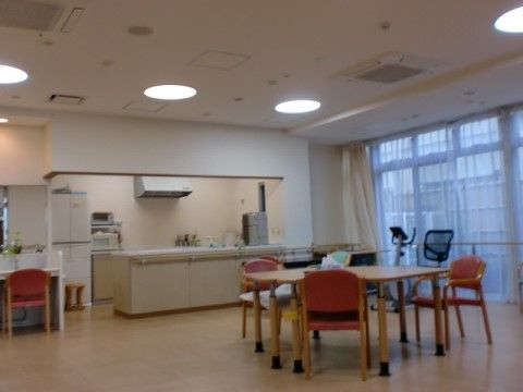 フローリングの床に、食卓テーブルと椅子がゆったりと配置されている他、エアロバイクもある。台所の入口も広いので車椅子でも利用しやすい。
