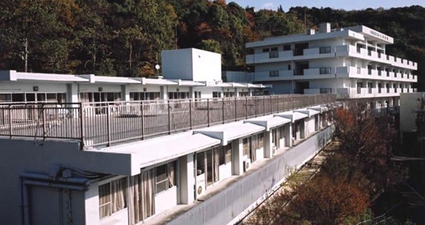 自然に囲まれた施設外観