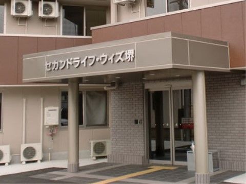 玄関は、車椅子をご利用の方でもストレスなく出入りが行えるように自動ドアを採用し、段差のないフラットな造りになっている。