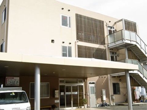 三階建ての施設外観である。施設をご利用の方はケアプランに基づいた介護サービスをご利用いただくことが可能である。