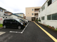 介護施設の屋外駐車場と周辺