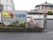 カラフルな文字や絵柄の看板が、入口横の道路沿いのフェンスに設置されている。運営主体の会社名も表示されている。