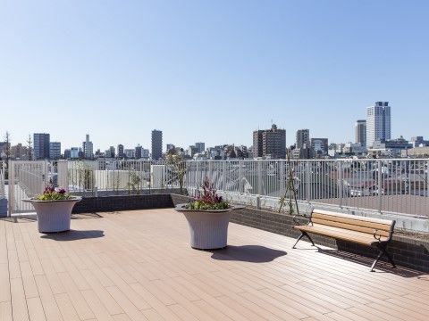 「グレースメイト練馬桜台」屋上。外の気持ちのよい空気をお吸いください。