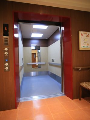 エレベーターの内部