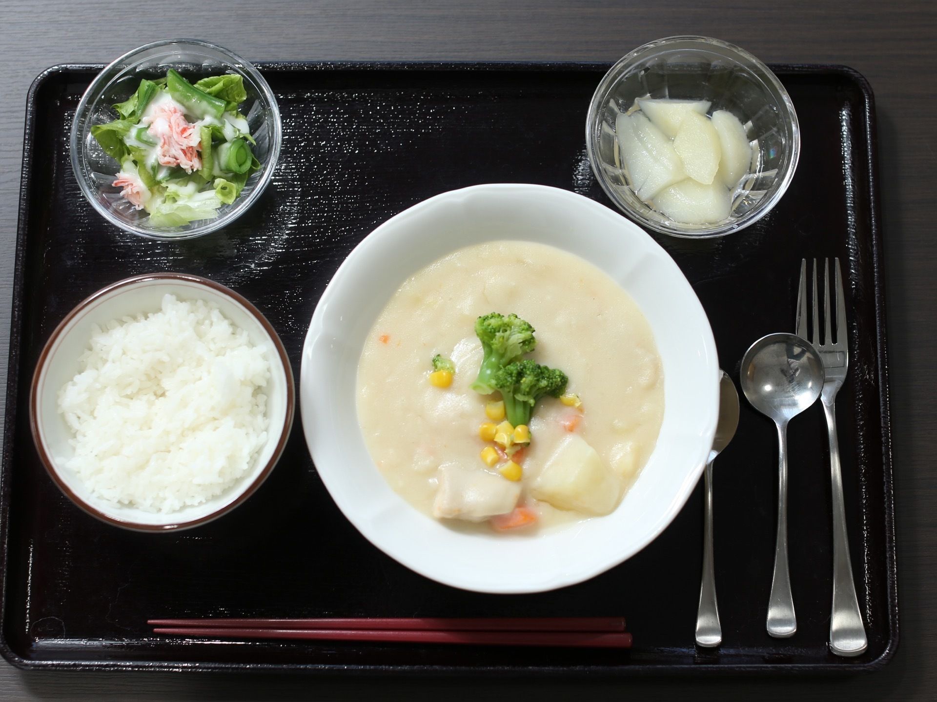 この日の食事は、主食がごはん、主菜がシチューである。副菜としてサラダとデザートが添えられている。彩りが良い食事である。
