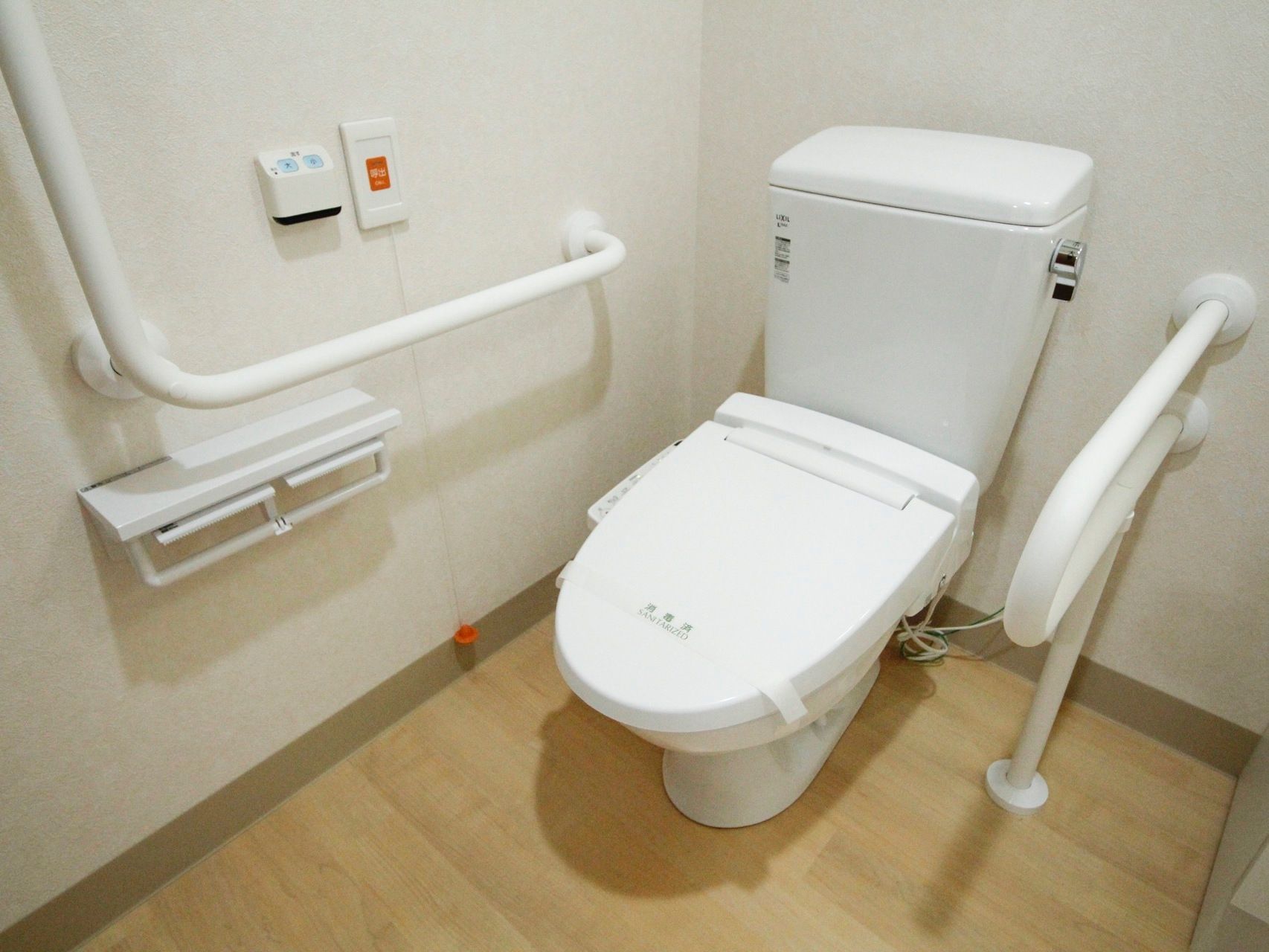 便座の周りには手すりがあり、立ったり座ったりするときに利用できる。緊急用の呼び出しボタンがあるので安心である。