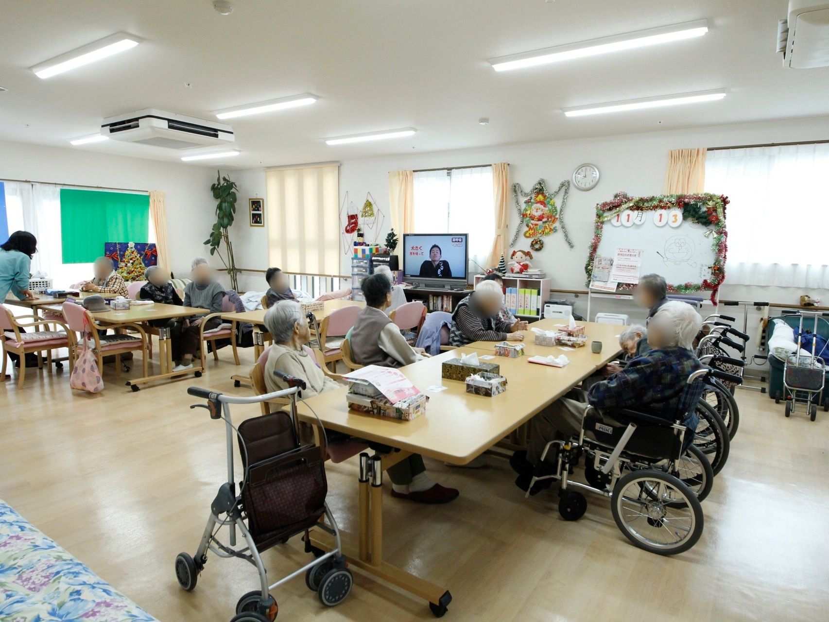 真ん中にテレビがあるので、椅子に座って大勢で同じ映像をみることができる。車椅子を利用している方は、乗ったまま席につくことができる。