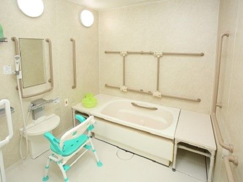 手すりが設置されている浴室